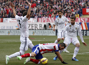 Temporada 14-15. Jornada 22. Atlético de Madrid-Real Madrid. Arda controla el balón.